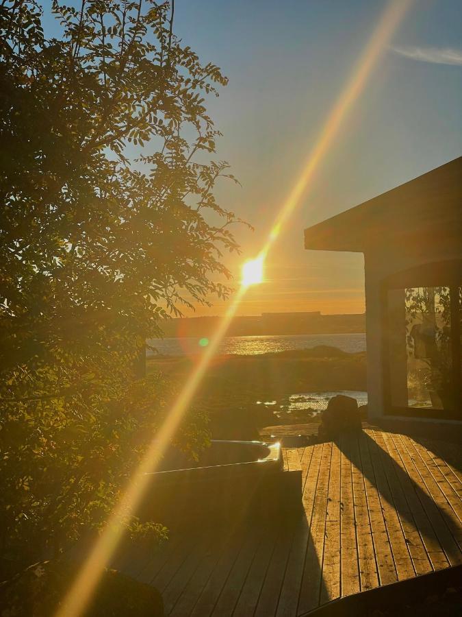 Alka - Cozy Room By The Sea With Private Hot Tub Njarthvik Exterior foto